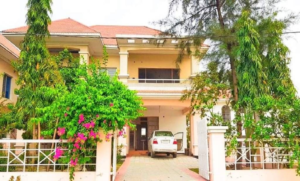 Independent 4 Bed House with Garden in Banani